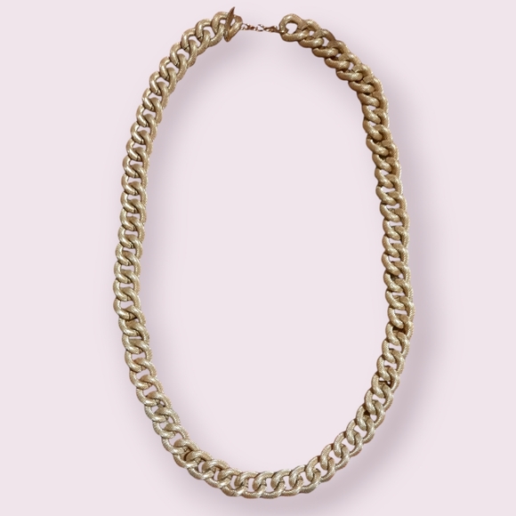 Gold vintage Avon large link chunky texture necklace with toggle clasp signed - Picture 4 of 8